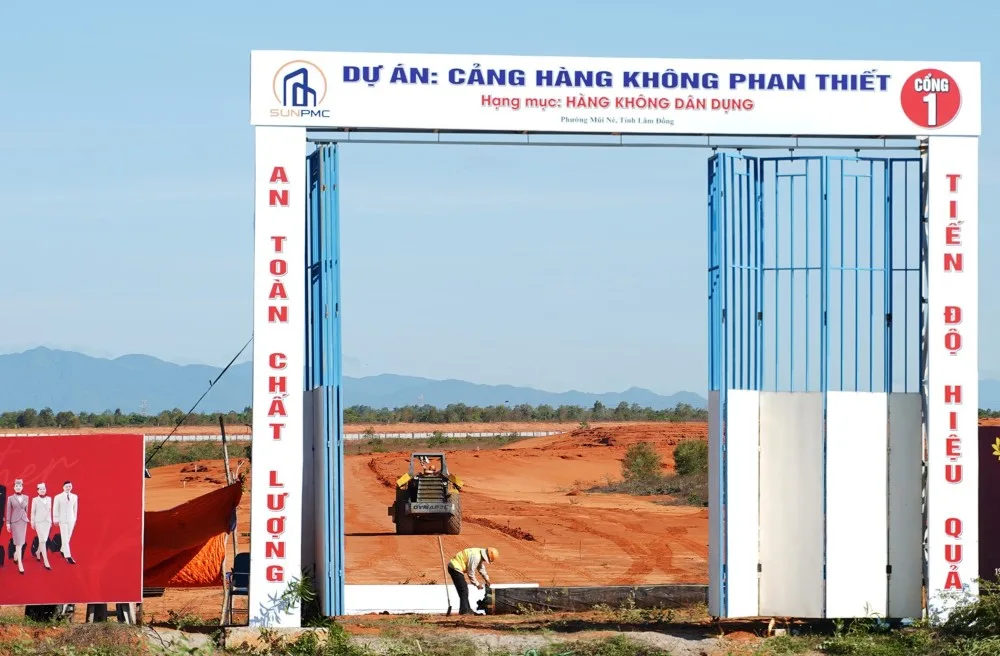 Cổng vào công trường Cảng hàng không Phan Thiết, hàng rào đã dựng quanh khu vực dự án