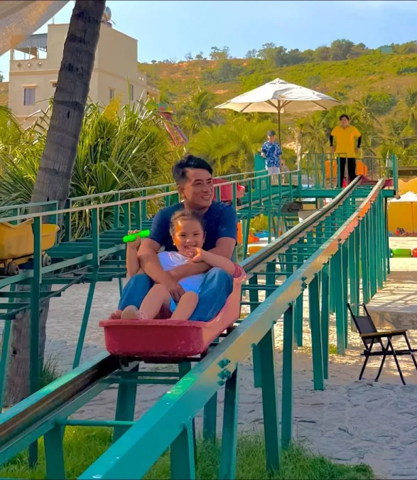 Trượt phao khô trên đường ray — trò hợp cả gia đình, bố mẹ chở con cùng trượt