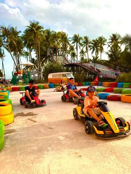 Đường đua go-kart mini — trẻ em tự lái, viền lốp xe rực rỡ