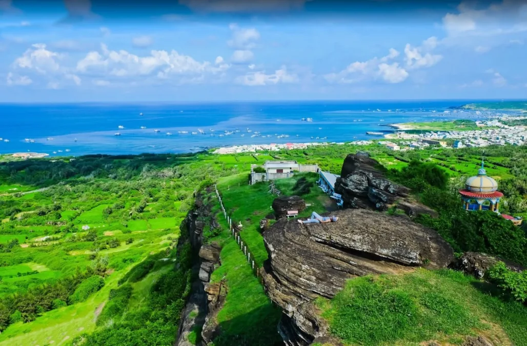 Hải đăng trên đỉnh núi Cấm, đảo Phú Quý nhìn từ trên cao