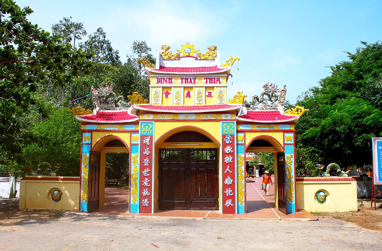 Cổng tam quan Dinh Thầy Thím