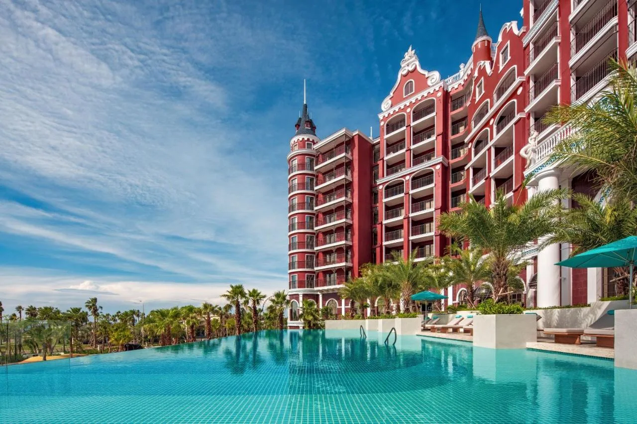 Toà nhà Mövenpick Resort Phan Thiết nhìn từ hồ bơi