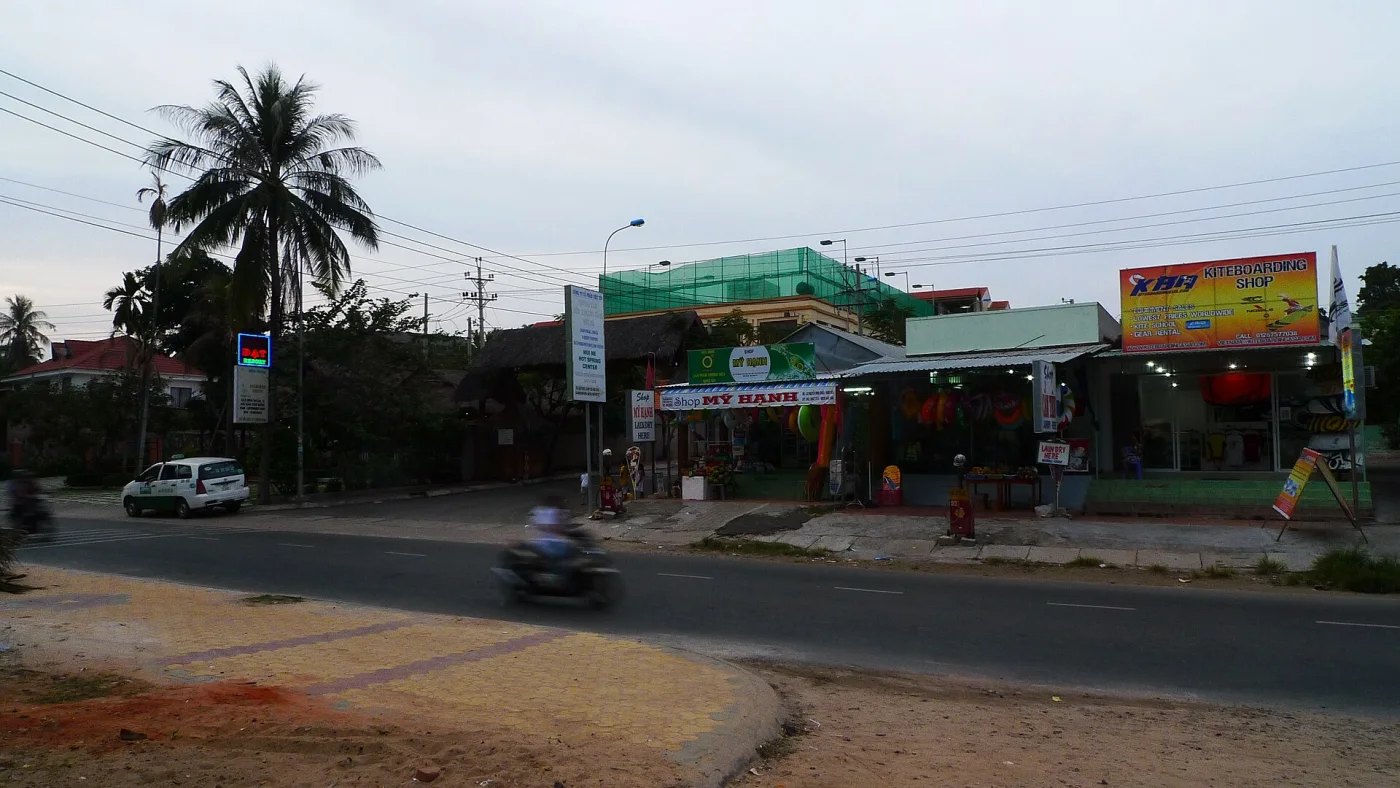 Dãy hàng quán ven đường ven biển Phan Thiết lúc chiều tối