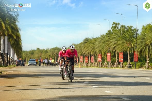 Đoàn đua bám sát nhau trên cung đường hai làn tại NovaWorld Phan Thiết