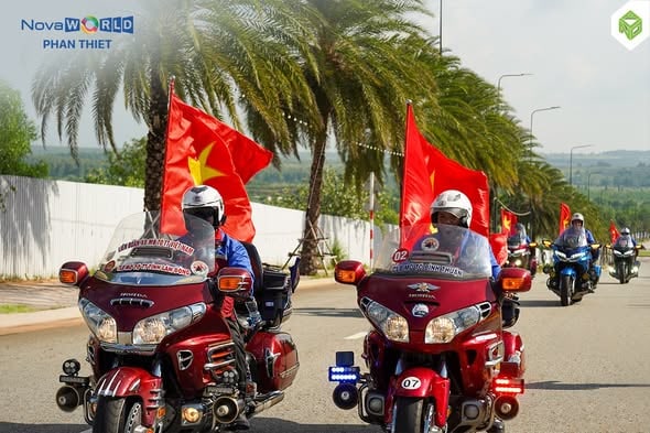 Mô tô dẫn đường đi trước đoàn đua xe đạp