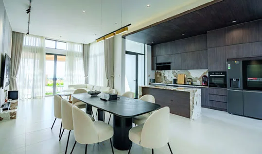 Tủ bếp và bàn ăn hoàn thiện trong gói nội thất NovaWorld Phan Thiết